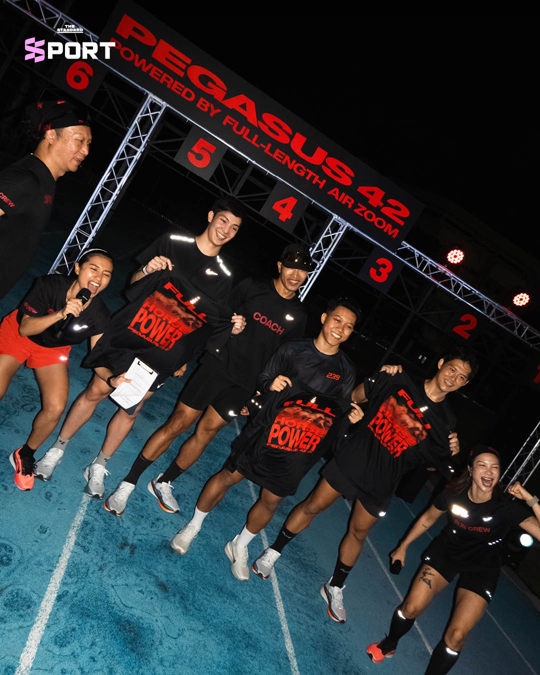 ภาพกิจกรรม FULL HORSE POWER แสดงรองเท้า Nike Pegasus 42 ในการแข่งวิ่ง 200 เมตรบนจุดออกตัวแบบม้าแข่ง 16