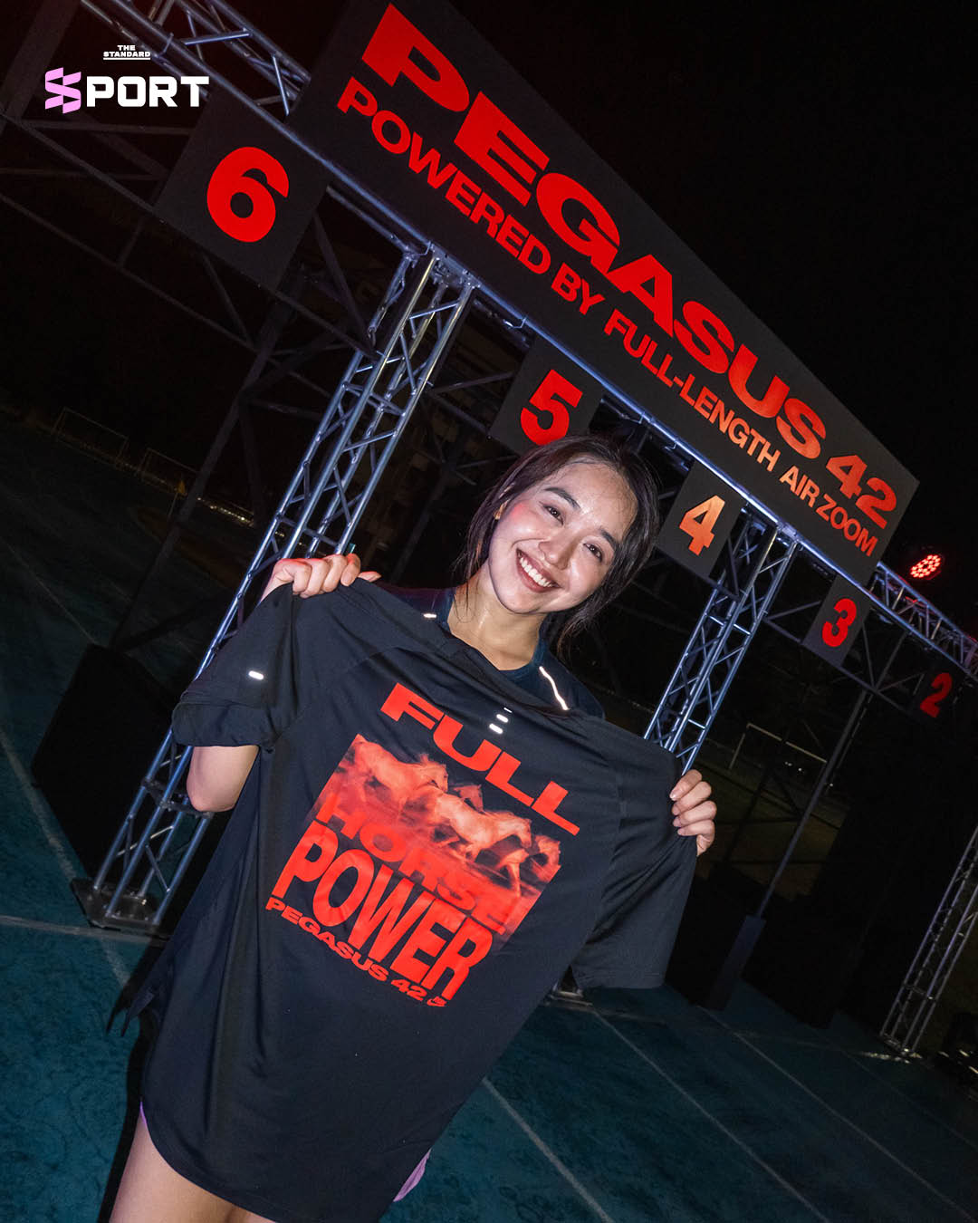 ภาพกิจกรรม FULL HORSE POWER แสดงรองเท้า Nike Pegasus 42 ในการแข่งวิ่ง 200 เมตรบนจุดออกตัวแบบม้าแข่ง 17