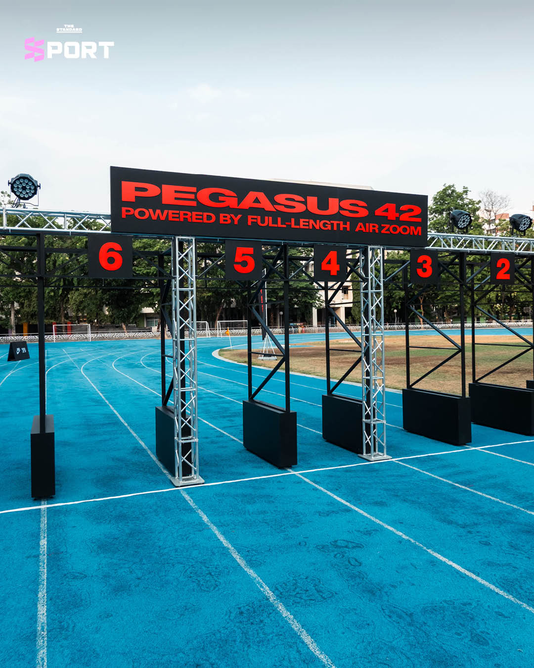 ภาพกิจกรรม FULL HORSE POWER แสดงรองเท้า Nike Pegasus 42 ในการแข่งวิ่ง 200 เมตรบนจุดออกตัวแบบม้าแข่ง 19