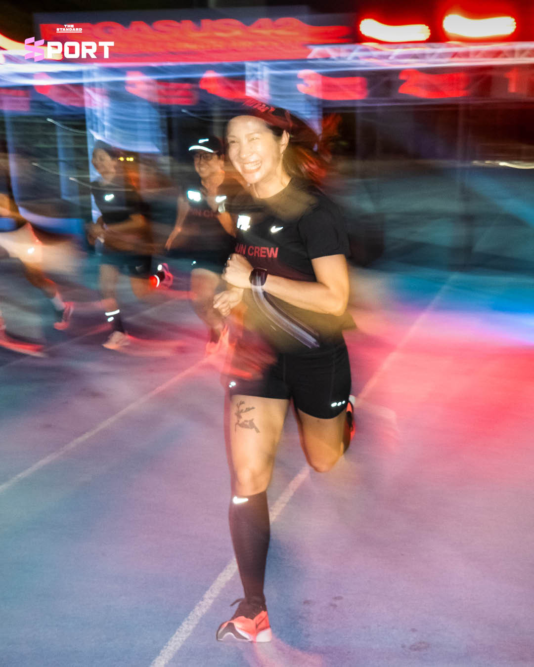 ภาพกิจกรรม FULL HORSE POWER แสดงรองเท้า Nike Pegasus 42 ในการแข่งวิ่ง 200 เมตรบนจุดออกตัวแบบม้าแข่ง 3