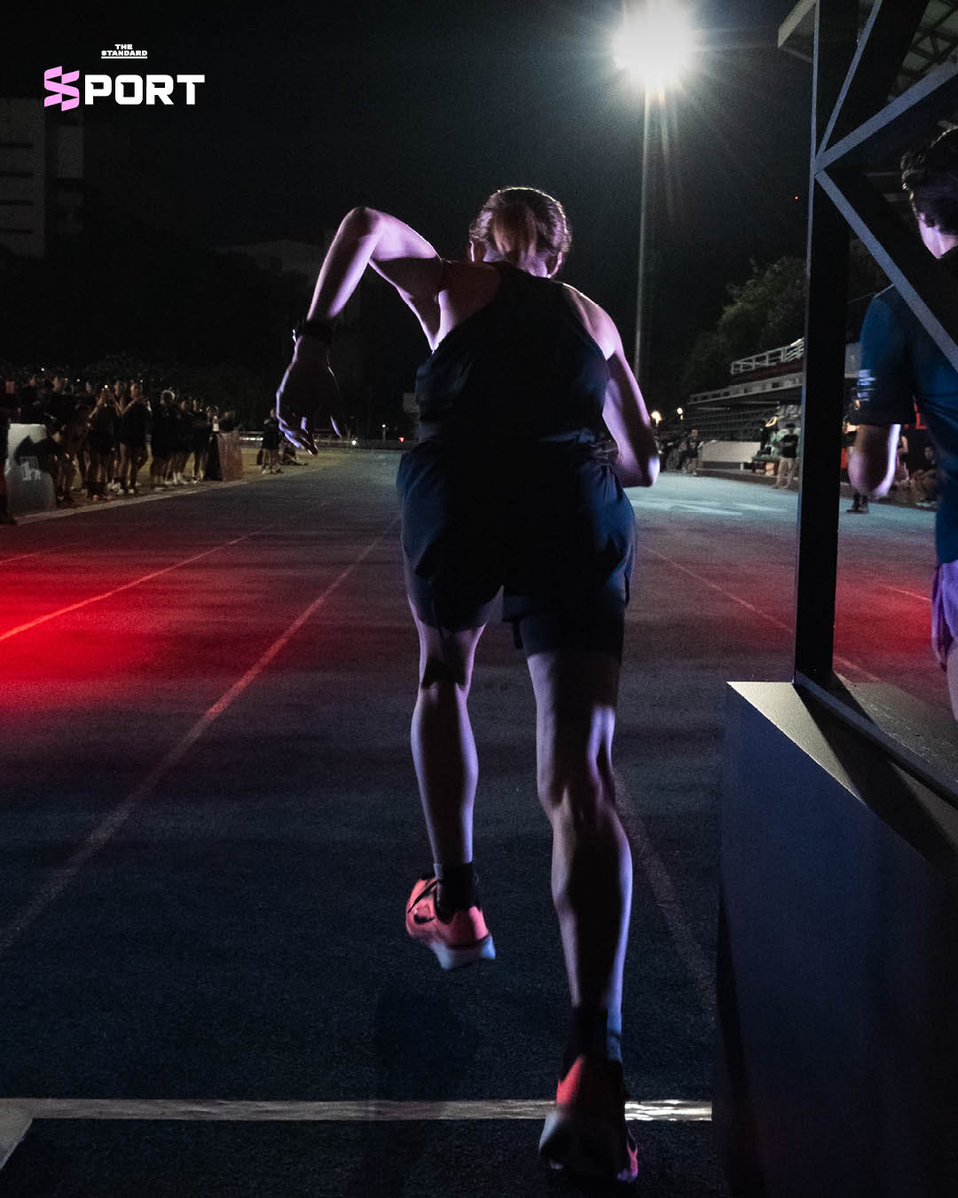 ภาพกิจกรรม FULL HORSE POWER แสดงรองเท้า Nike Pegasus 42 ในการแข่งวิ่ง 200 เมตรบนจุดออกตัวแบบม้าแข่ง 5