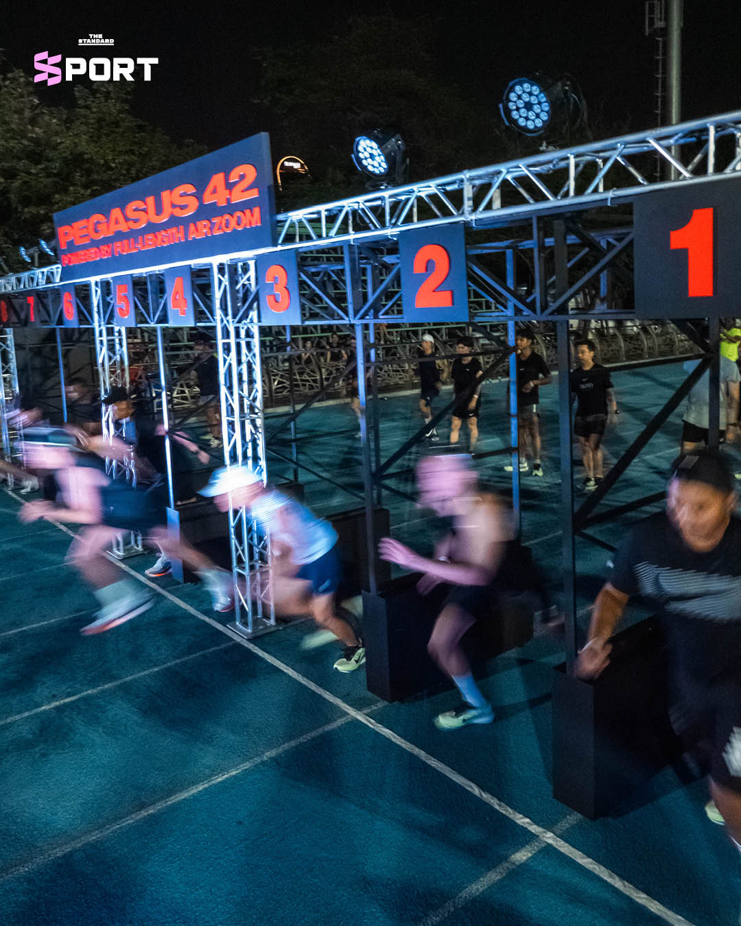 ภาพกิจกรรม FULL HORSE POWER แสดงรองเท้า Nike Pegasus 42 ในการแข่งวิ่ง 200 เมตรบนจุดออกตัวแบบม้าแข่ง 6