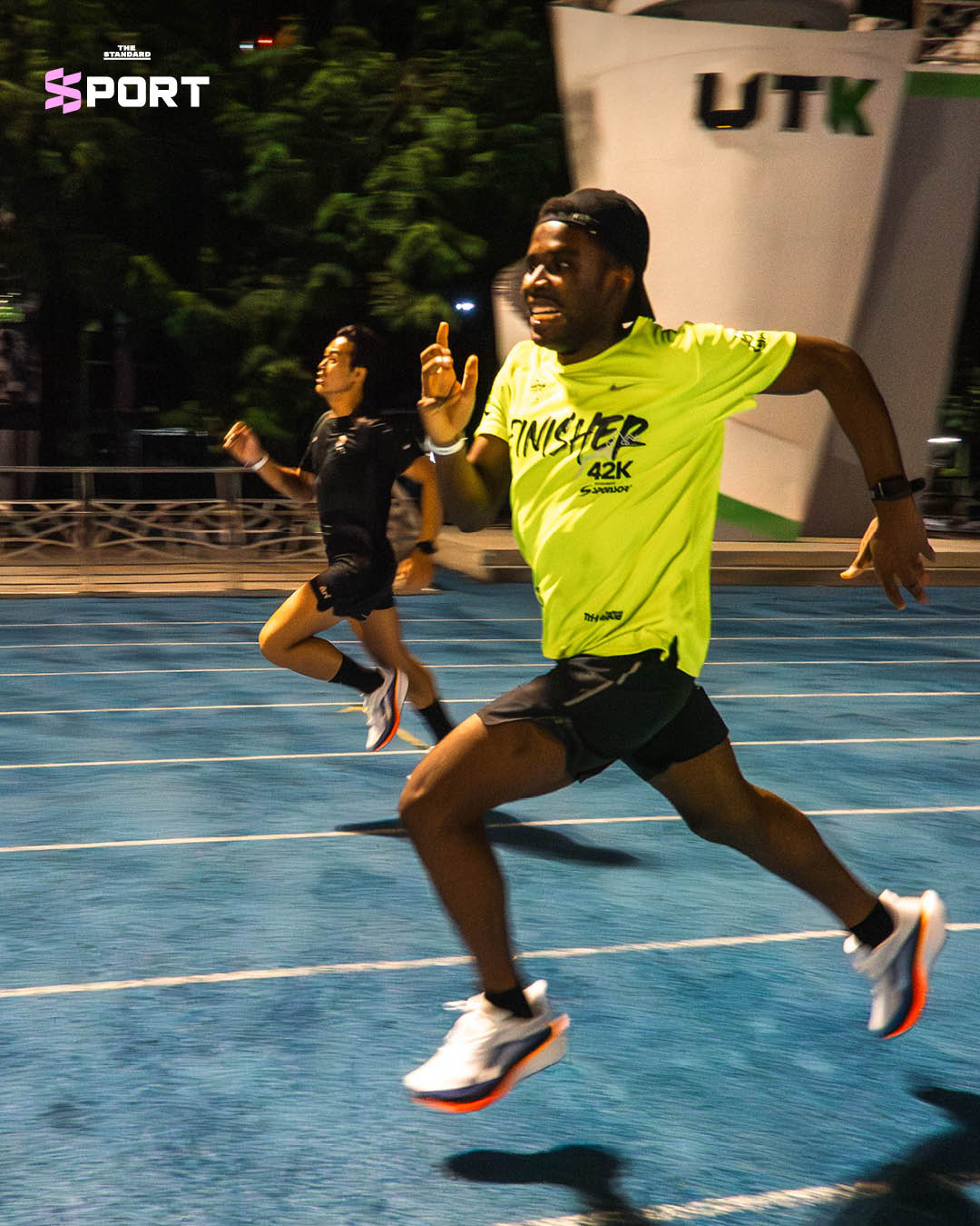 ภาพกิจกรรม FULL HORSE POWER แสดงรองเท้า Nike Pegasus 42 ในการแข่งวิ่ง 200 เมตรบนจุดออกตัวแบบม้าแข่ง 7