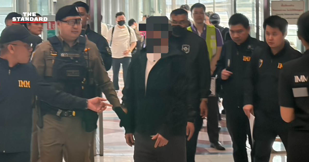 ภาพเจ้าหน้าที่ควบคุมตัว ฐปนันทน์ หรือ 'หนูเฉิน' ผู้ต้องหาค้ายาเสพติดข้ามชาติ โดยมีการเบลอใบหน้า