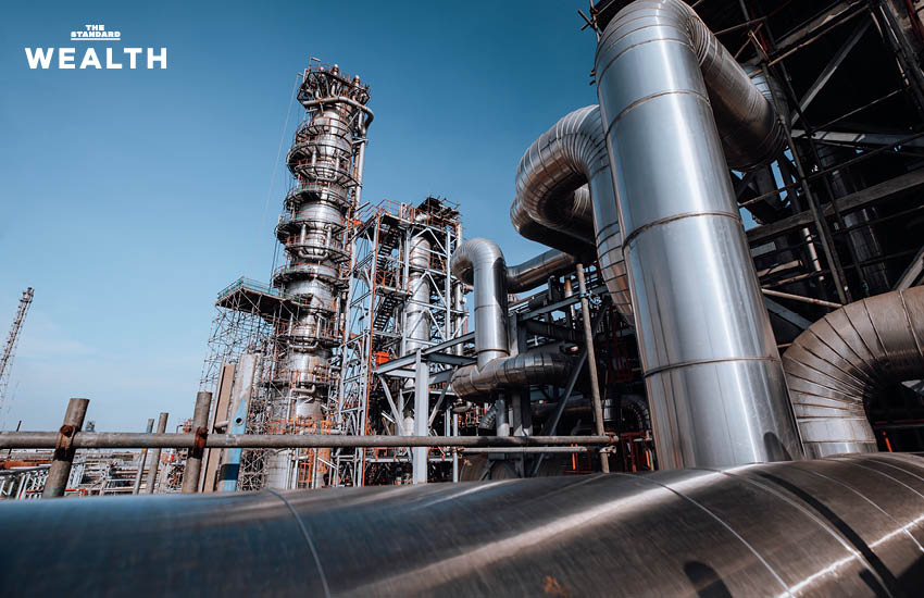 ภาพประกอบโรงกลั่นน้ำมันและกราฟราคาน้ำมันที่ผันผวน 1