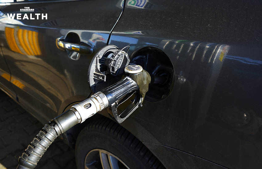 ภาพประกอบโรงกลั่นน้ำมันและกราฟราคาน้ำมันที่ผันผวน 2