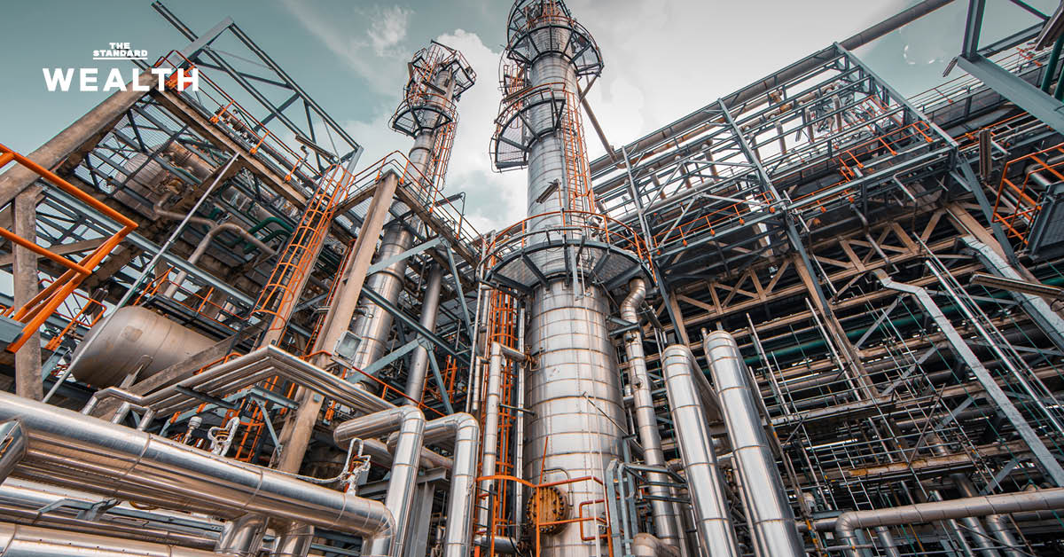 ภาพประกอบโรงกลั่นน้ำมันและกราฟราคาน้ำมันที่ผันผวน