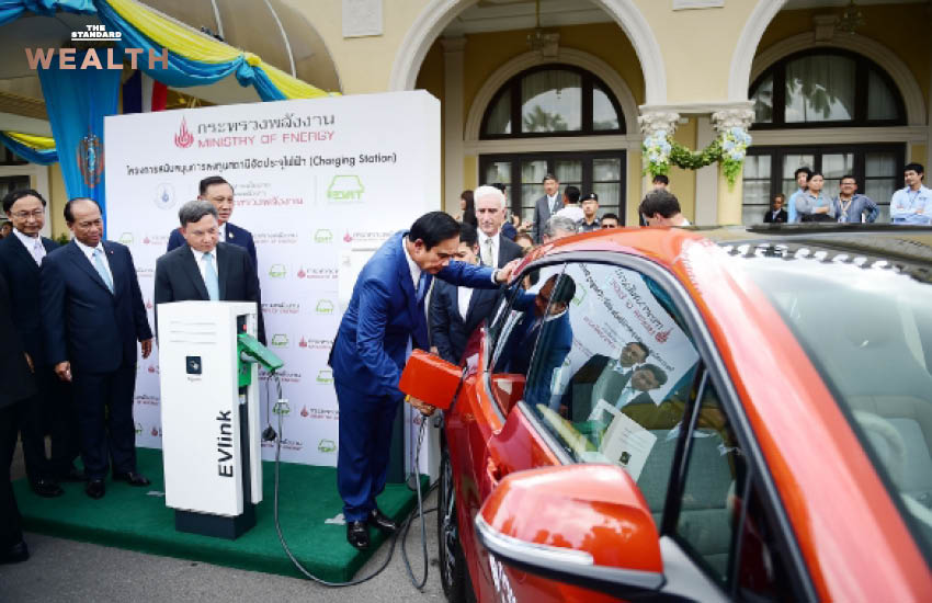 ภาพรถยนต์ไฟฟ้าและรถยนต์ไฮบริด พร้อมภาพประกอบโครงการ ‘รถเก่าแลกรถใหม่’ เพื่อลดฝุ่น PM2.5 1