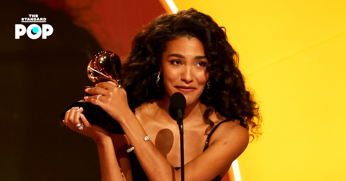 Olivia Dean รับรางวัลศิลปินหน้าใหม่ยอดเยี่ยมบนเวที GRAMMY