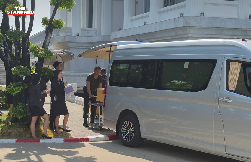 เจ้าหน้าที่ ป.ป.ช. ขนสำนวนคดี 44 อดีต สส.ก้าวไกล เข้า ศาลฎีกา กรณีเสนอแก้ มาตรา 112 3