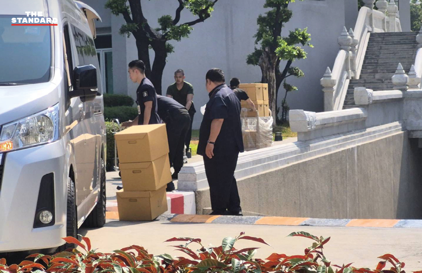 เจ้าหน้าที่ ป.ป.ช. ขนสำนวนคดี 44 อดีต สส.ก้าวไกล เข้า ศาลฎีกา กรณีเสนอแก้ มาตรา 112 4