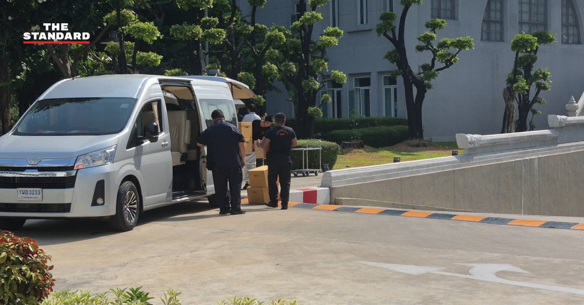 เจ้าหน้าที่ ป.ป.ช. ขนสำนวนคดี 44 อดีต สส.ก้าวไกล เข้า ศาลฎีกา กรณีเสนอแก้ มาตรา 112