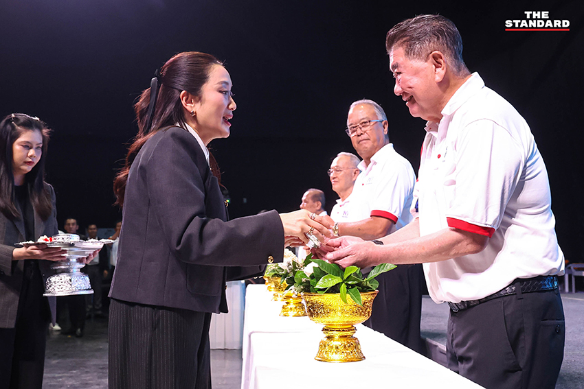 แพทองธาร ชินวัตร นำคณะ สส. และแกนนำ พรรคเพื่อไทย รดน้ำดำหัว ขอพร ผู้อาวุโส เนื่องในเทศกาลสงกรานต์ 10