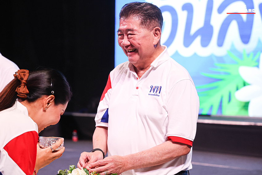 แพทองธาร ชินวัตร นำคณะ สส. และแกนนำ พรรคเพื่อไทย รดน้ำดำหัว ขอพร ผู้อาวุโส เนื่องในเทศกาลสงกรานต์ 11