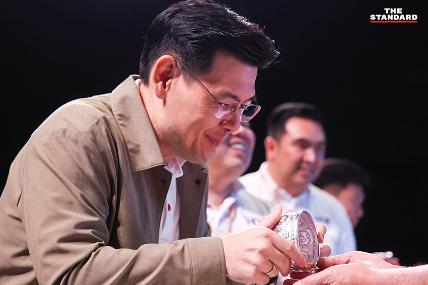 แพทองธาร ชินวัตร นำคณะ สส. และแกนนำ พรรคเพื่อไทย รดน้ำดำหัว ขอพร ผู้อาวุโส เนื่องในเทศกาลสงกรานต์ 12