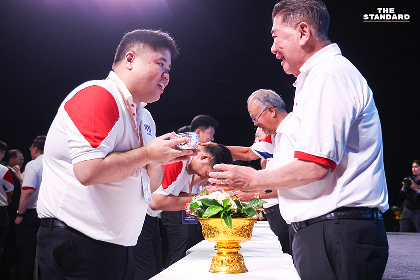 แพทองธาร ชินวัตร นำคณะ สส. และแกนนำ พรรคเพื่อไทย รดน้ำดำหัว ขอพร ผู้อาวุโส เนื่องในเทศกาลสงกรานต์ 13