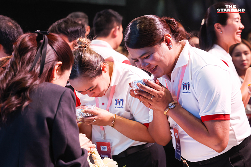 แพทองธาร ชินวัตร นำคณะ สส. และแกนนำ พรรคเพื่อไทย รดน้ำดำหัว ขอพร ผู้อาวุโส เนื่องในเทศกาลสงกรานต์ 14