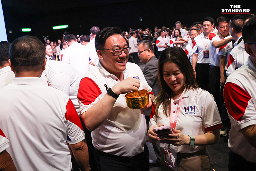 แพทองธาร ชินวัตร นำคณะ สส. และแกนนำ พรรคเพื่อไทย รดน้ำดำหัว ขอพร ผู้อาวุโส เนื่องในเทศกาลสงกรานต์ 2