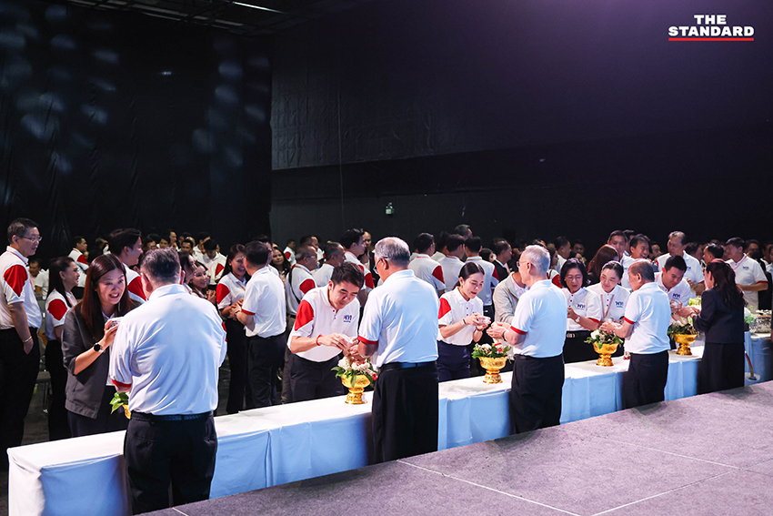 แพทองธาร ชินวัตร นำคณะ สส. และแกนนำ พรรคเพื่อไทย รดน้ำดำหัว ขอพร ผู้อาวุโส เนื่องในเทศกาลสงกรานต์ 3