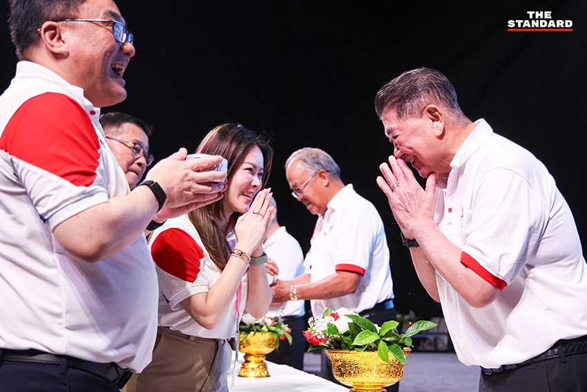 แพทองธาร ชินวัตร นำคณะ สส. และแกนนำ พรรคเพื่อไทย รดน้ำดำหัว ขอพร ผู้อาวุโส เนื่องในเทศกาลสงกรานต์ 4