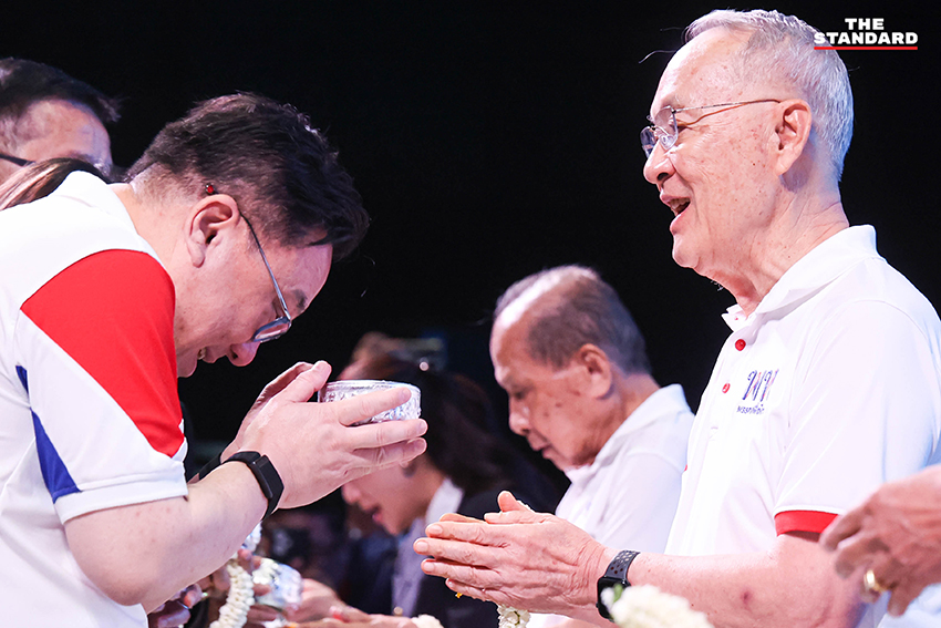 แพทองธาร ชินวัตร นำคณะ สส. และแกนนำ พรรคเพื่อไทย รดน้ำดำหัว ขอพร ผู้อาวุโส เนื่องในเทศกาลสงกรานต์ 7