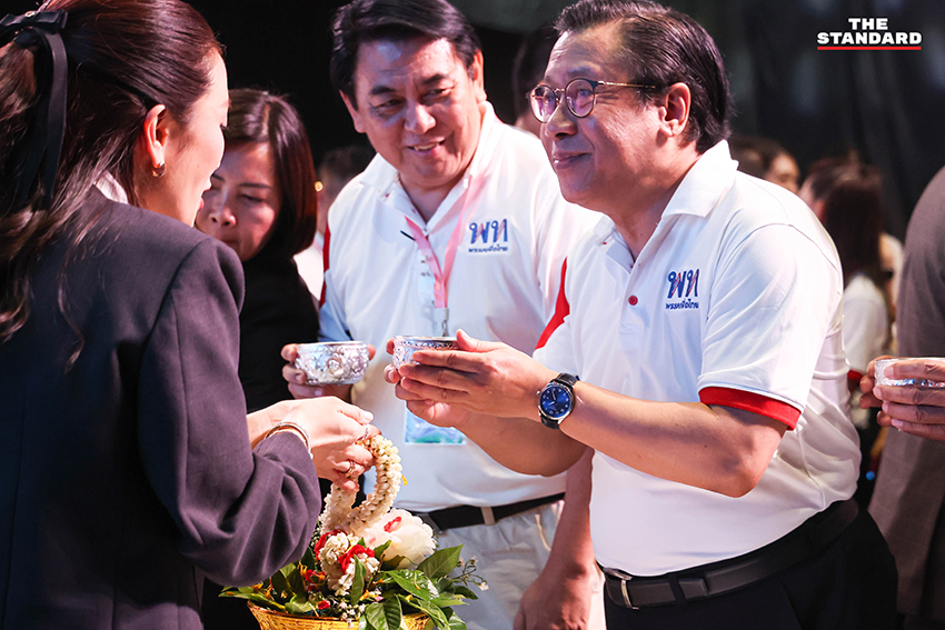 แพทองธาร ชินวัตร นำคณะ สส. และแกนนำ พรรคเพื่อไทย รดน้ำดำหัว ขอพร ผู้อาวุโส เนื่องในเทศกาลสงกรานต์ 8