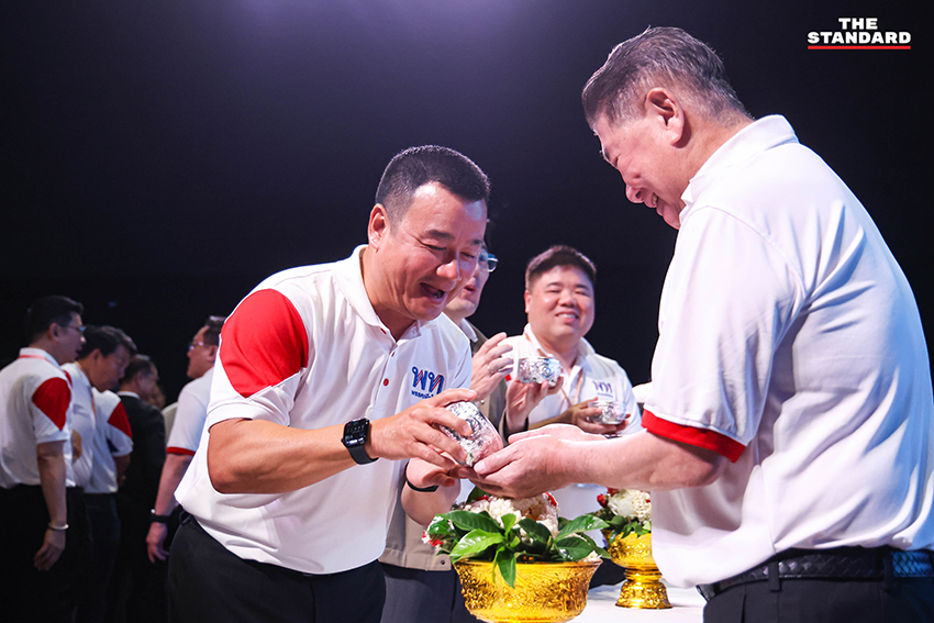 แพทองธาร ชินวัตร นำคณะ สส. และแกนนำ พรรคเพื่อไทย รดน้ำดำหัว ขอพร ผู้อาวุโส เนื่องในเทศกาลสงกรานต์ 9