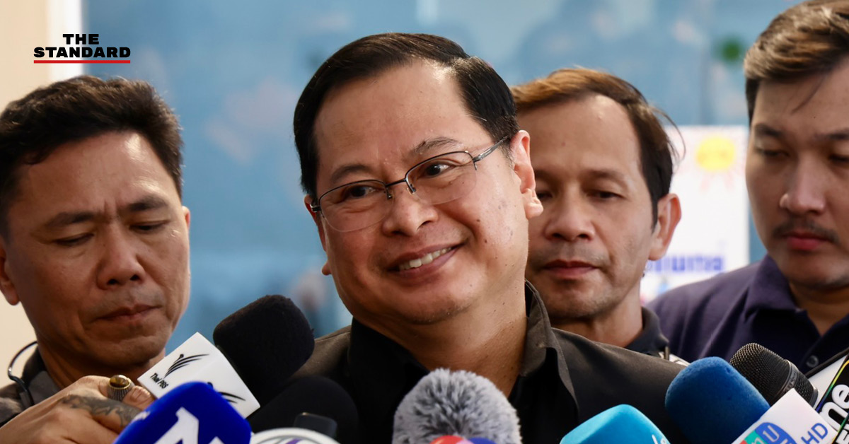 ปกรณ์ นิลประพันธ์ รองนายกรัฐมนตรีฝ่ายกฎหมาย กำลังให้สัมภาษณ์กับสื่อมวลชน