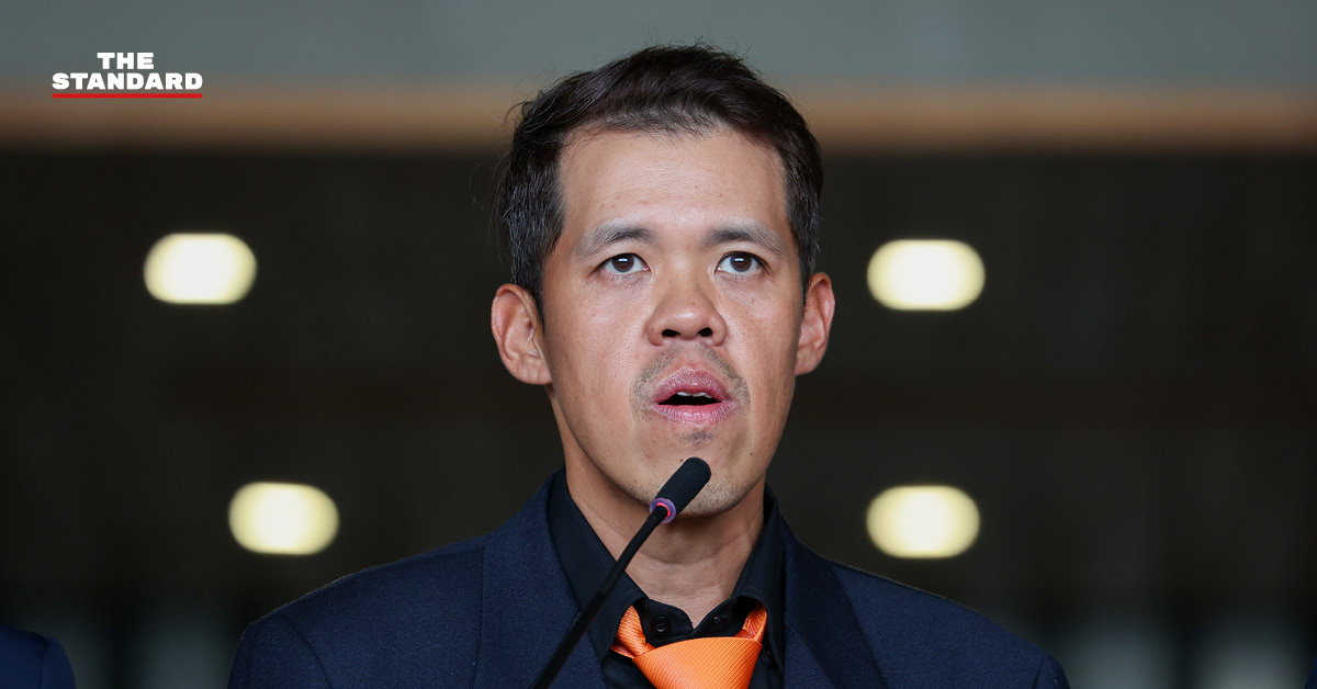 ภาพนายปกรณ์วุฒิ อุดมพิพัฒน์สกุล สส.บัญชีรายชื่อพรรคประชาชน กำลังให้สัมภาษณ์ประเด็นเกี่ยวกับคดีซุกหุ้นของศักดิ์สยาม ชิดชอบ