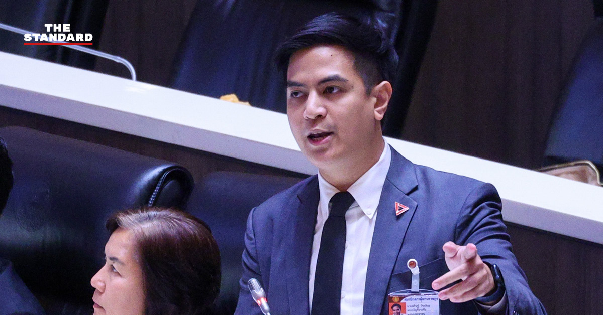 พริษฐ์ วัชรสินธุ กำลังอภิปราย