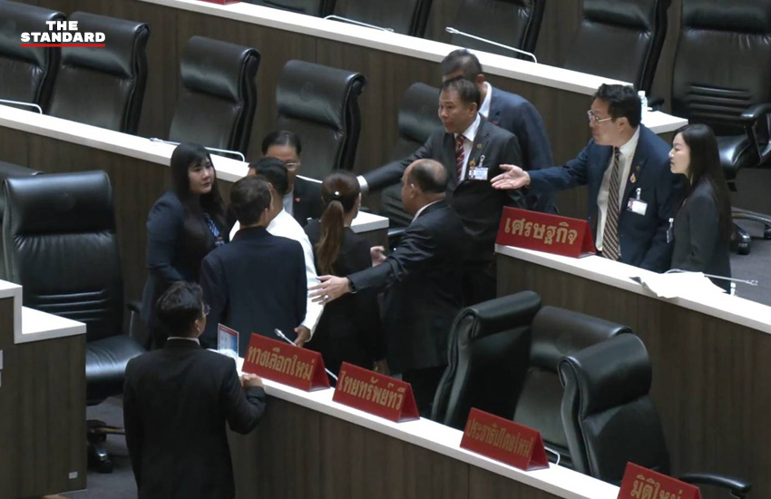 ภาพ สส. คริส โปตะนันทน์ และ สส. ปกรณ์วุฒิ อุดมพิพัฒน์สกุล เผชิญหน้ากันในสภาฯ ขณะ สส. คนอื่นเข้าห้ามปราม 1