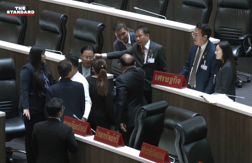 ภาพ สส. คริส โปตะนันทน์ และ สส. ปกรณ์วุฒิ อุดมพิพัฒน์สกุล เผชิญหน้ากันในสภาฯ ขณะ สส. คนอื่นเข้าห้ามปราม 2