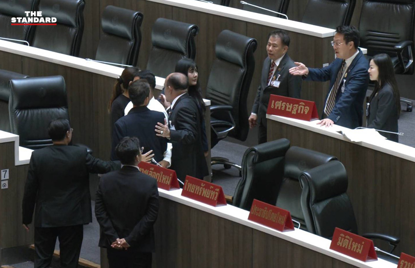 ภาพ สส. คริส โปตะนันทน์ และ สส. ปกรณ์วุฒิ อุดมพิพัฒน์สกุล เผชิญหน้ากันในสภาฯ ขณะ สส. คนอื่นเข้าห้ามปราม 3