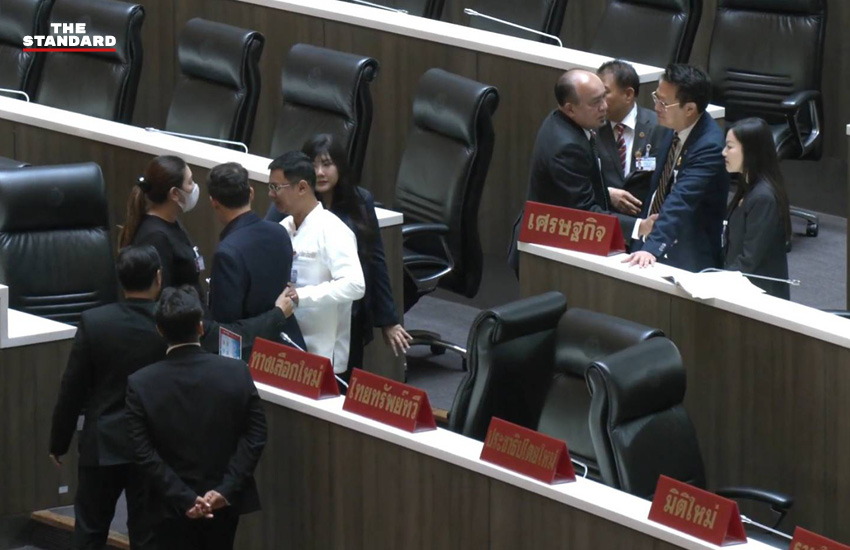 ภาพ สส. คริส โปตะนันทน์ และ สส. ปกรณ์วุฒิ อุดมพิพัฒน์สกุล เผชิญหน้ากันในสภาฯ ขณะ สส. คนอื่นเข้าห้ามปราม 4