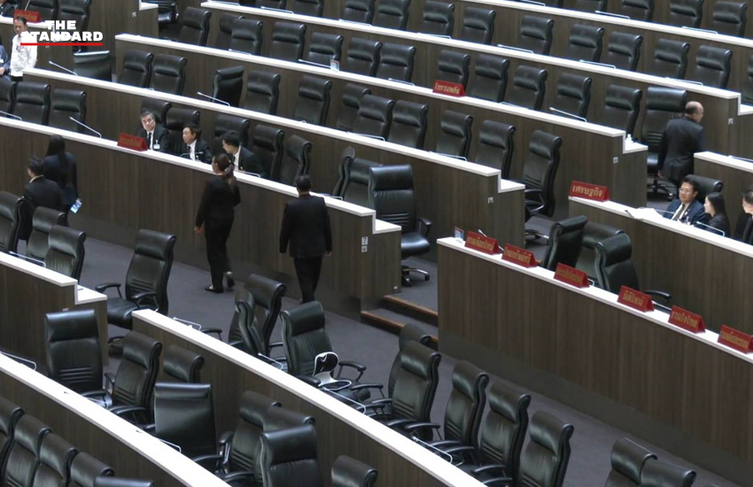 ภาพ สส. คริส โปตะนันทน์ และ สส. ปกรณ์วุฒิ อุดมพิพัฒน์สกุล เผชิญหน้ากันในสภาฯ ขณะ สส. คนอื่นเข้าห้ามปราม 5