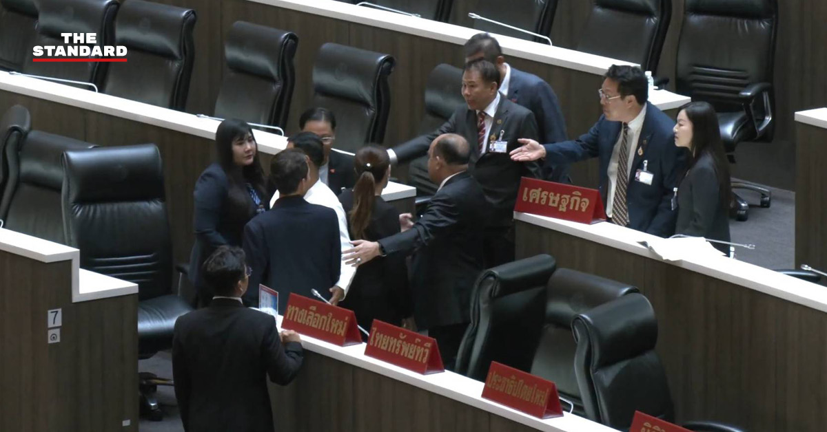 ภาพ สส. คริส โปตะนันทน์ และ สส. ปกรณ์วุฒิ อุดมพิพัฒน์สกุล เผชิญหน้ากันในสภาฯ ขณะ สส. คนอื่นเข้าห้ามปราม