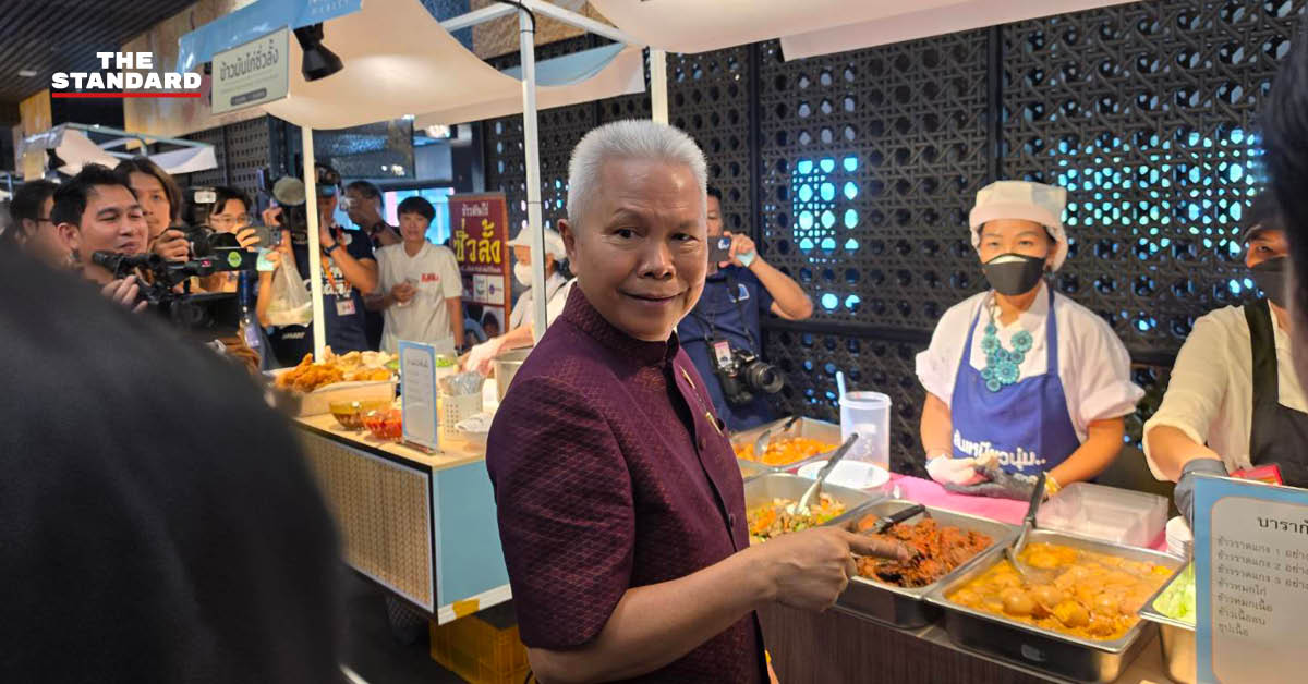 โสภณ ซารัมย์ ประธานสภาผู้แทนราษฎร กำลังนำสื่อมวลชนเยี่ยมชมห้องอาหารใหม่ภายในอาคารรัฐสภา ที่เตรียมเปิดให้ สส. ซื้ออาหารเอง