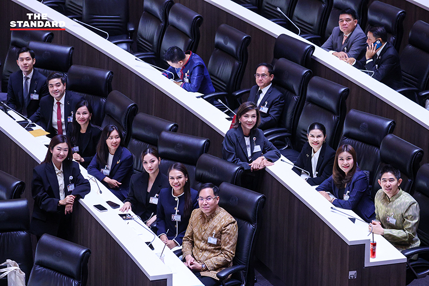 ภาพ สส. 4 พรรคการเมืองร่วมกันแถลงข่าวญัตติด่วนเพื่อกู้สถานการณ์ฝุ่น PM 2.5 ในภาคเหนือและเร่งผลักดันร่าง พ.ร.บ. อากาศสะอาด 10