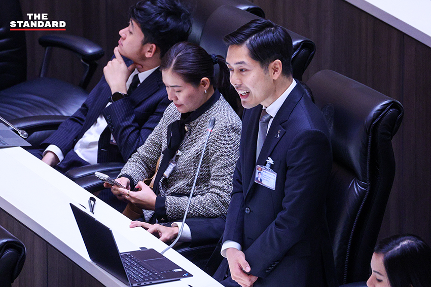 ภาพ สส. 4 พรรคการเมืองร่วมกันแถลงข่าวญัตติด่วนเพื่อกู้สถานการณ์ฝุ่น PM 2.5 ในภาคเหนือและเร่งผลักดันร่าง พ.ร.บ. อากาศสะอาด 3