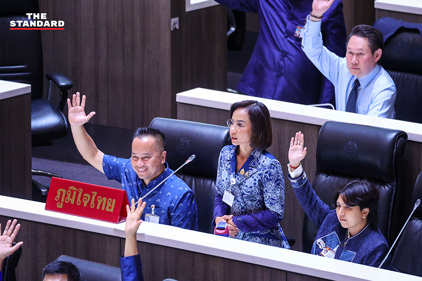 ภาพ สส. 4 พรรคการเมืองร่วมกันแถลงข่าวญัตติด่วนเพื่อกู้สถานการณ์ฝุ่น PM 2.5 ในภาคเหนือและเร่งผลักดันร่าง พ.ร.บ. อากาศสะอาด 4