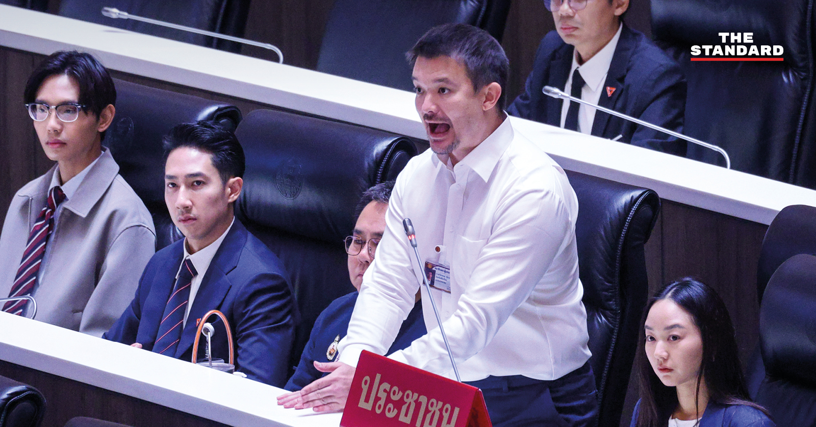 ภาพ สส. 4 พรรคการเมืองร่วมกันแถลงข่าวญัตติด่วนเพื่อกู้สถานการณ์ฝุ่น PM 2.5 ในภาคเหนือและเร่งผลักดันร่าง พ.ร.บ. อากาศสะอาด