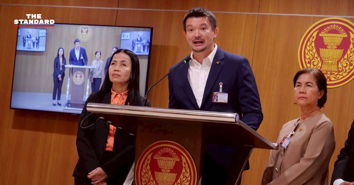 ภัทรพงษ์ ลีลาภัทร์ สส. เชียงใหม่ พรรคประชาชน กำลังแถลงข่าวเรียกร้องรัฐบาลผลักดัน พ.ร.บ. อากาศสะอาด