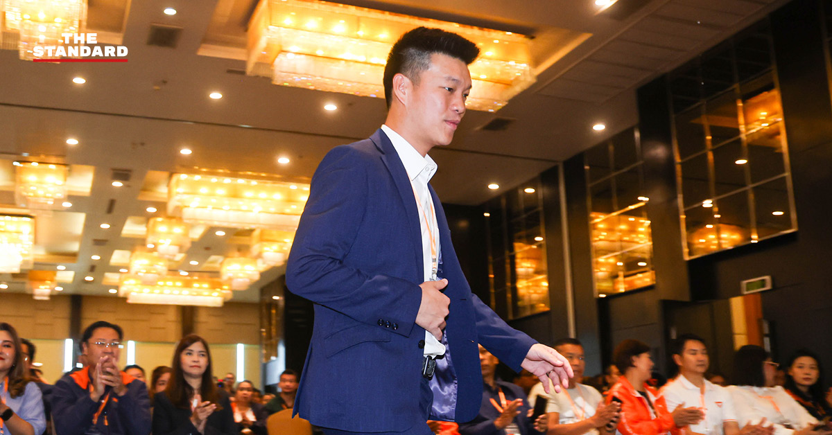 หัวหน้าพรรคประชาชน กำลังแถลงข่าวบนเวที ชู 4 หมุดหมายใหม่ของพรรค พร้อมประกาศท้าชนระบอบกินรวบ