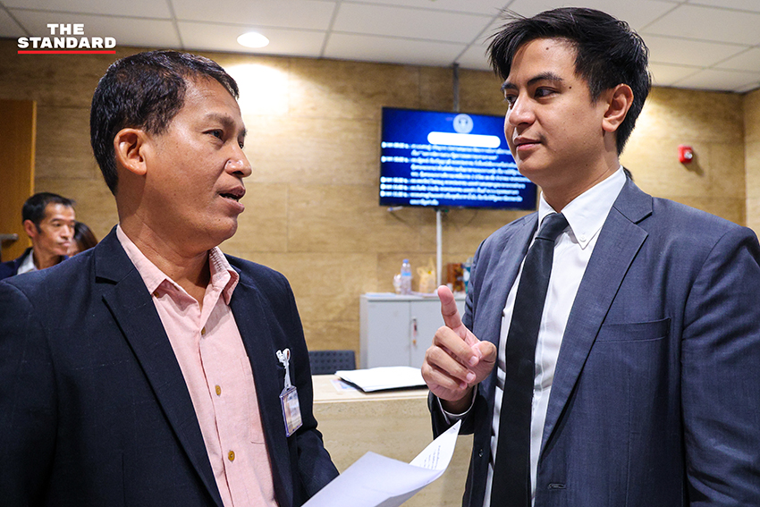 ตัวแทนเครือข่ายแรงงานยื่นหนังสือต่อ พริษฐ์ วัชรสินธุ และ เซีย จำปาทอง สส.พรรคประชาชน เพื่อเรียกร้องให้เร่งพิจารณากฎหมายแรงงาน 2