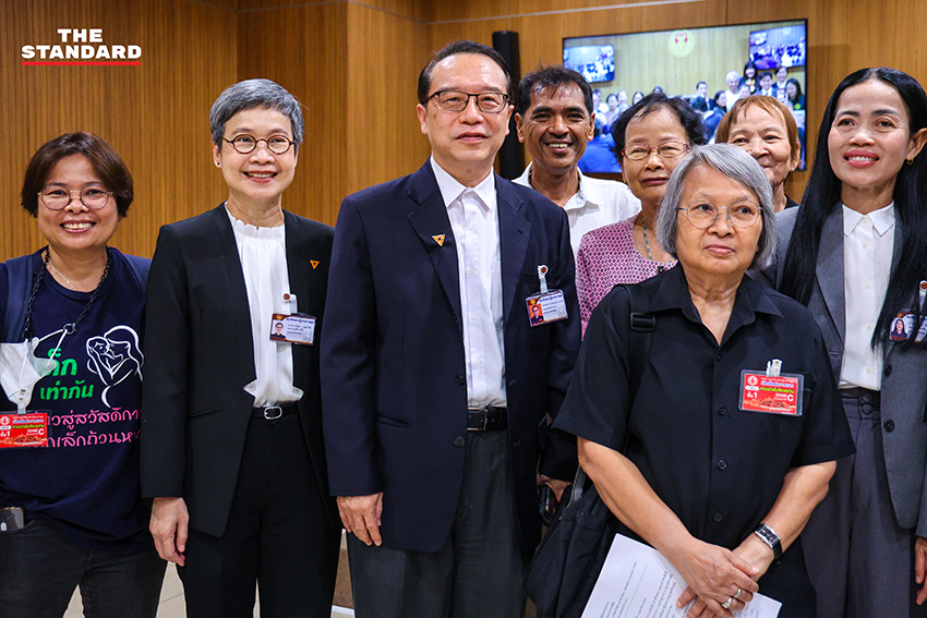 ตัวแทนเครือข่ายแรงงานยื่นหนังสือต่อ พริษฐ์ วัชรสินธุ และ เซีย จำปาทอง สส.พรรคประชาชน เพื่อเรียกร้องให้เร่งพิจารณากฎหมายแรงงาน 3