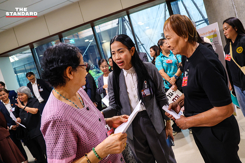 ตัวแทนเครือข่ายแรงงานยื่นหนังสือต่อ พริษฐ์ วัชรสินธุ และ เซีย จำปาทอง สส.พรรคประชาชน เพื่อเรียกร้องให้เร่งพิจารณากฎหมายแรงงาน 4