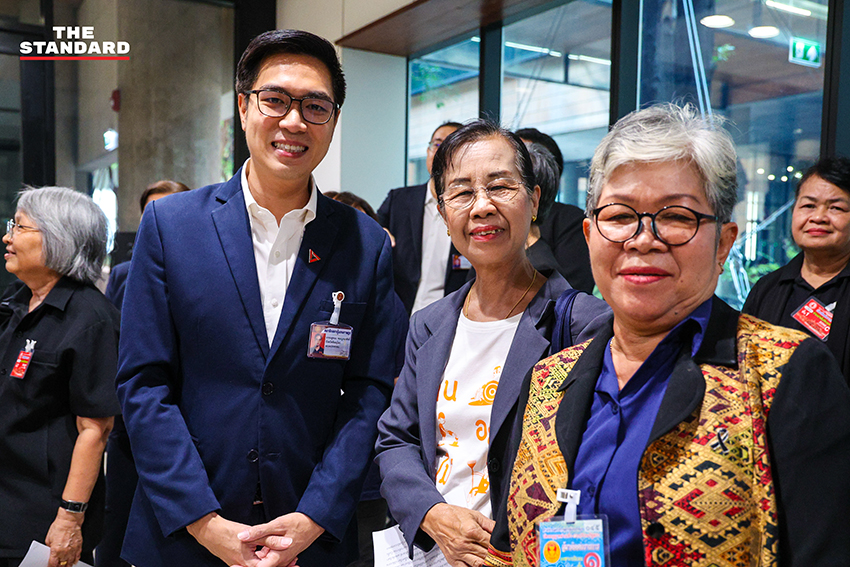 ตัวแทนเครือข่ายแรงงานยื่นหนังสือต่อ พริษฐ์ วัชรสินธุ และ เซีย จำปาทอง สส.พรรคประชาชน เพื่อเรียกร้องให้เร่งพิจารณากฎหมายแรงงาน 5