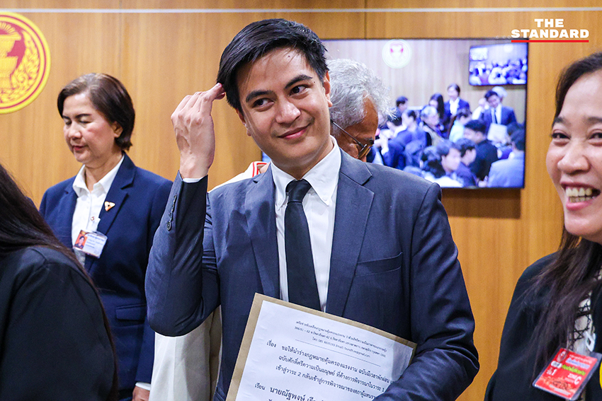 ตัวแทนเครือข่ายแรงงานยื่นหนังสือต่อ พริษฐ์ วัชรสินธุ และ เซีย จำปาทอง สส.พรรคประชาชน เพื่อเรียกร้องให้เร่งพิจารณากฎหมายแรงงาน 7