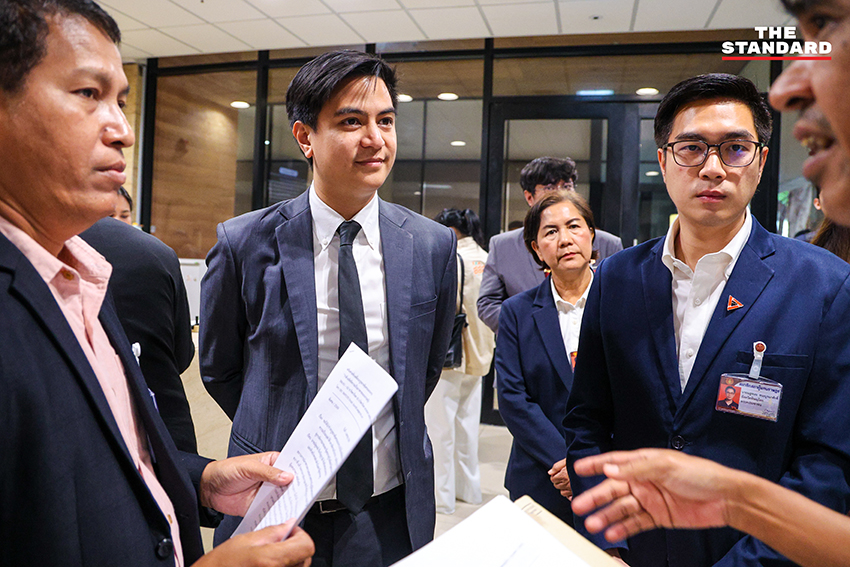 ตัวแทนเครือข่ายแรงงานยื่นหนังสือต่อ พริษฐ์ วัชรสินธุ และ เซีย จำปาทอง สส.พรรคประชาชน เพื่อเรียกร้องให้เร่งพิจารณากฎหมายแรงงาน 8