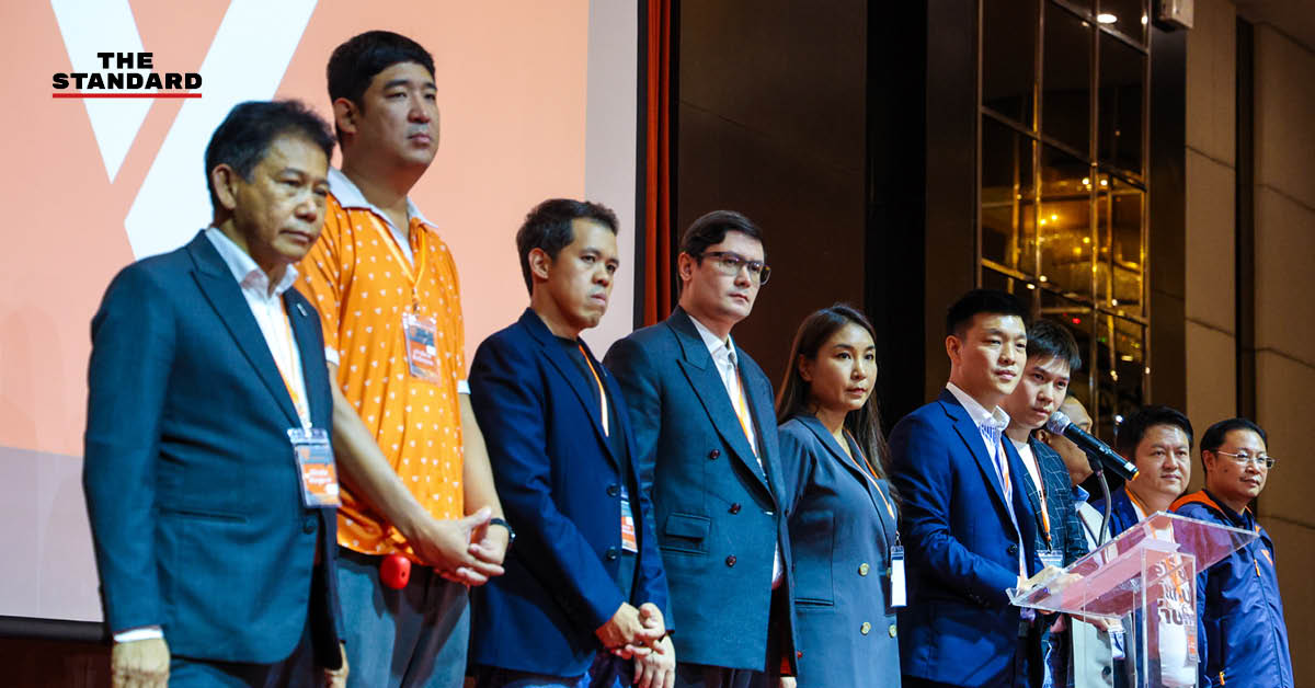 ภาพแกนนำพรรคประชาชน แถลงข่าวหลังศาลฎีกามีคำสั่ง ให้ 10 สส. ปฏิบัติหน้าที่ต่อ